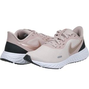Nike Women's Revolution 5 Running Shoe